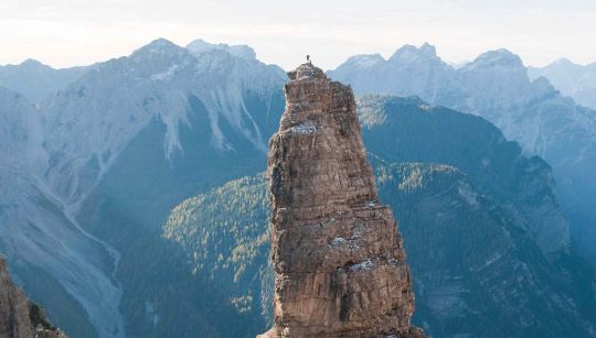 Wie ein Glockenturm sieht die 300 Meter hohe Felsnadel des Campanile di Val Montanaia in den Friauler Dolomiten in Italien aus © Dolomiti Friulane