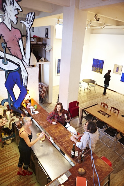 Isabelle Bertelot in ihrem Café „L’Aiguillage“ © Matt Munro