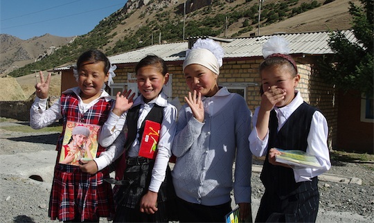 Oft gab es freundliche Begrüßungen wie hier von kirgisischen Mädchen © Ria Kreuzahler/Oliver Kreuzahler