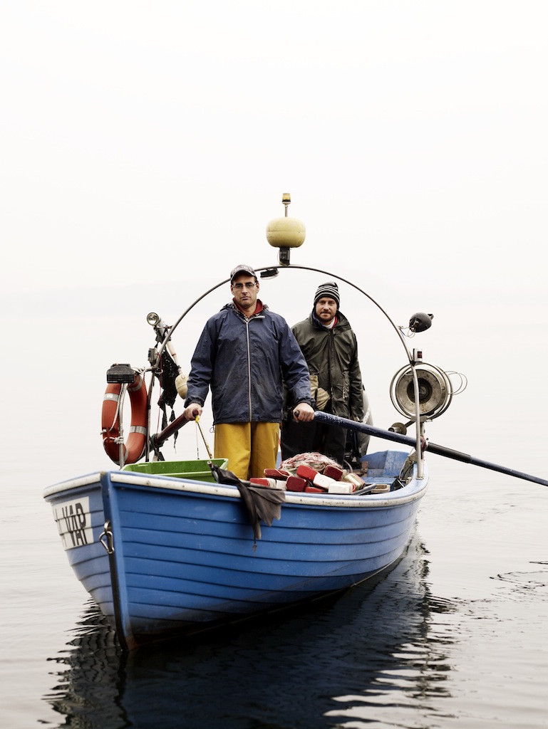 Fischer Daniele Ruffoni und sein Kollege Stefano sind früh unterwegs © Andrew Montgomery