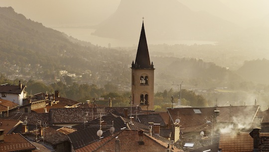 Das Tessiner Bergdorf Sonvico und der Luganer See © Andrew Montgomery