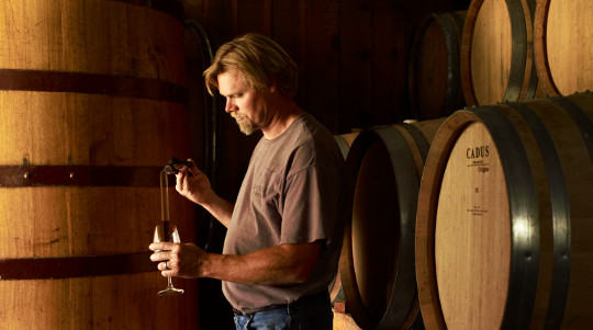 Ein Winzer mit Pioniergeist: Alex Davis. Auf seinem Weingut „Porter Creek Vineyards“ prüft er den Reifegrad seines Pinot Noir © Andrew Montgomery