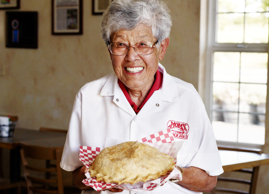 „Mom‘s Apple Pie“-Gründerin Betty Carr mit einer ihrer Kreationen © Andrew Montgomery