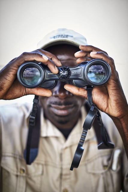 David Mkandawire hält Ausschau nach Büffeln © Jonathan Gregson