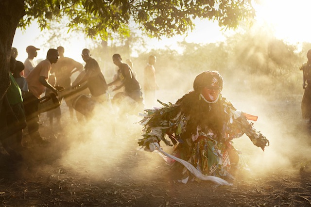 Der Gule-Wamkulu-Tanz im Dorf Kasankha © Jonathan Gregson