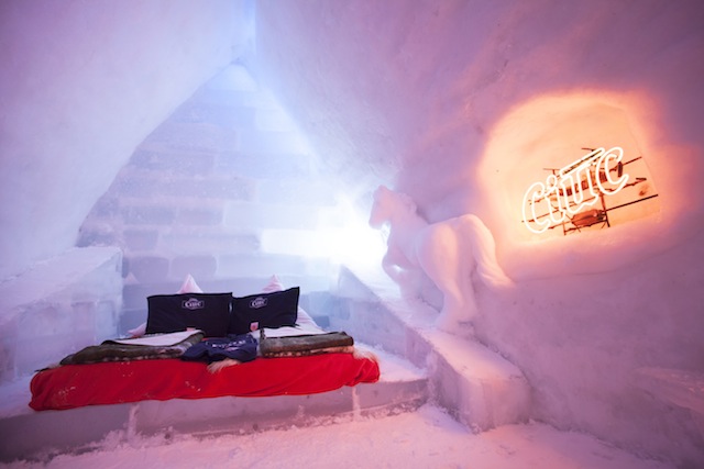 Ein Pferd aus Eis im rumänischen "Hotel of Ice" © PR