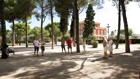 Eine Partie Boule vor dem "Musée Matisse" © Lottie Davis