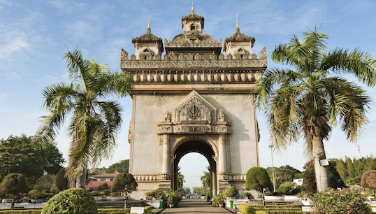 Vientianes Triumphbogen Patuxai erinnert an den Pariser Arc de Triomphe © Simon Urwin