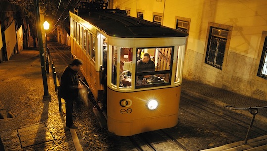 Stadtrundfahrt mit der Straßenbahn-Linie 28E © SuperStock