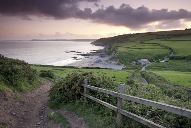 Die Küste Cornwalls ist rau © Adam Burton / Superstock