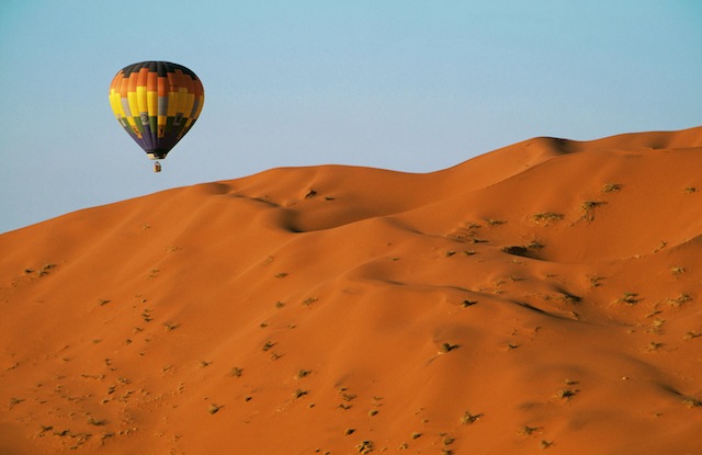 Ballon über der Namib-Wüste © Brown W Cannon III