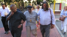 Rommel Roberts (r.) im Gespräch mit Desmond Tutu (M.) © PR