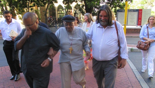 Rommel Roberts (r.) im Gespräch mit dem Friedensnobelpreisträger Desmond Tutu (M.) © PR