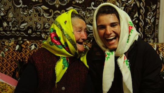 Gwen amüsiert sich mit einer älteren Ukrainerin © Gwen Weisser und Patrick Allgaier