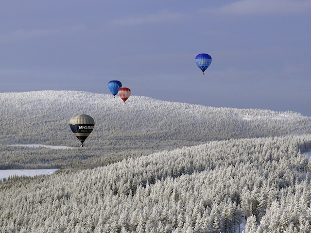 Die Welt in Weiß: Ballonfahren über Lappland © PR