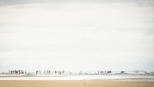 Warten auf die perfekte Welle in Vieux-Boucau © Katharina Nowack und Basti Funk