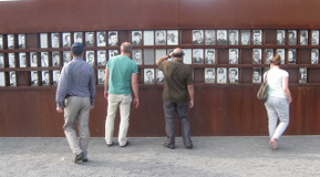 Kurzer Halt an der Gedenkstätte der Berliner Mauer in der Bernauer Straße