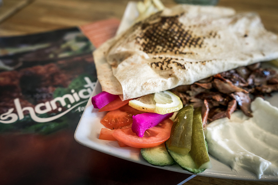 Das syrische Restaurant Shamiat serviert eine Auswahl traditioneller Gerichte wie Shawarmas als schnelles Mittagessen © Lola Akinmade Åkerström / Lonely Planet