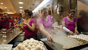 In der Calle Laurel in Logroño werden Pintxos zubereitet © Guido Cozzi / Atlantide Phototravel / Corbis