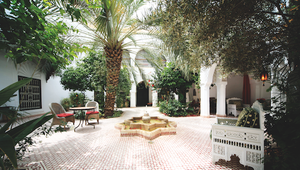 Oase der Ruhe: Palmengarten im schicken „Riad Ifoulki“ © PR