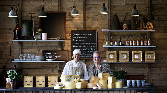 In "Sivans Osthandel" (Käseladen) gibt es auch frisches Brot, Kekse und Schokolade sowie ein angeschlossenes Café "Sivans Garage". © Sivans Osthandel