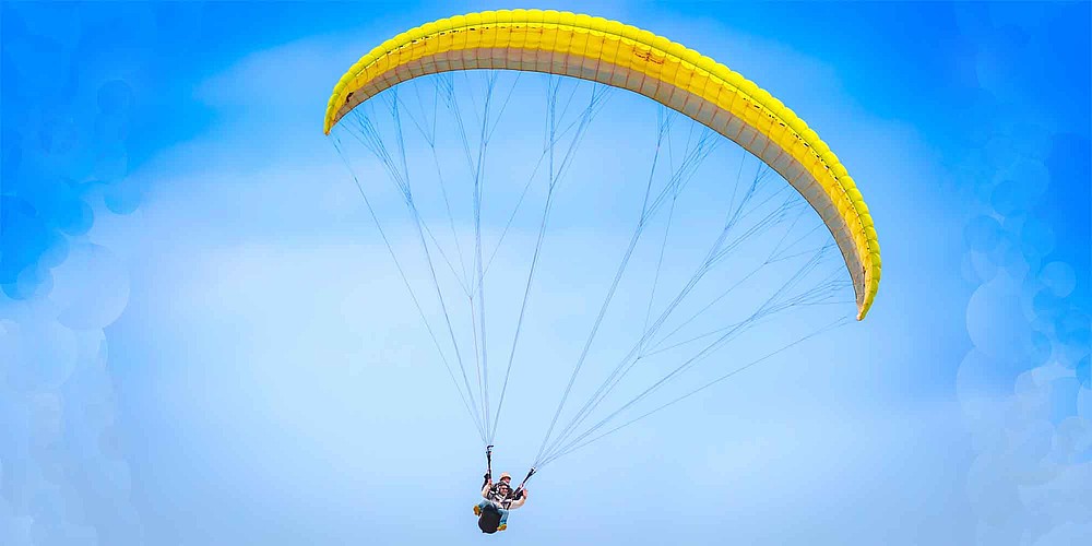 Paraglider bei Bir, einem Dorf in Himachal Pradesh, Nordindien. © Incredible India