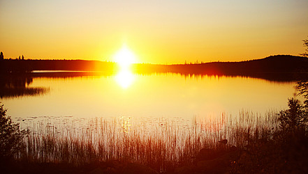 Sonnenuntergang über finnischer Seenlandschaft © Mark Read