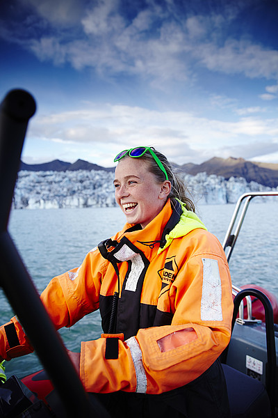 Schiff ahoi! Kapitänin Guðný Helgadóttir führt übers Eisfeld von Jökulsárlón. ©Matt Munro