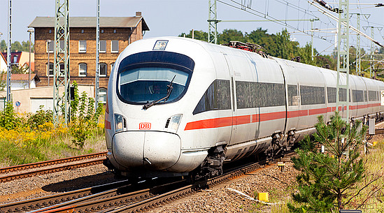 Mit der Bahn bist du in Deutschland schnell und bequem unterwegs © holgs, iStock.com