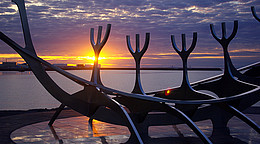 Wikingerschiff in der Abendsonne in Reykjavik © Reinhard Pantke