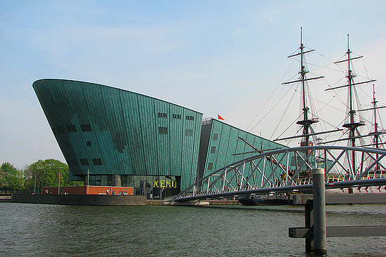 Unbedingt zu empfehlen ist der Blick vom Deck-artigen Dach des NEMO Science Centers in Amsterdam. © Anik Messier / iStock / Getty Images