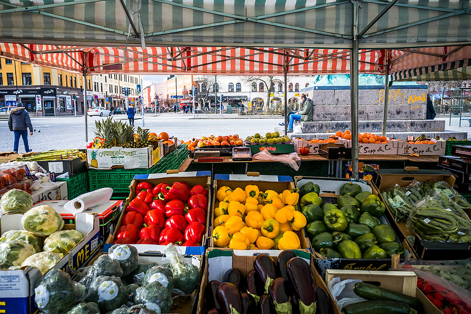 Frische Auberginen und Paprika sind auf Malmös berühmtem Bauernmarkt am Möllevångstorget (Möllevång-Platz) im Angebot © Lola Akinmade Åkerström / Lonely Planet