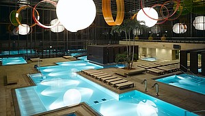 Futuristisch ist der Indoorpool im „Hotel Therme Meran“ © PR