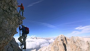 Viele Klettersteige der Dolomiten liegen über den Wolken © Ashley Cooper / Alamy