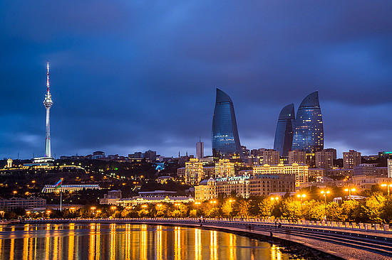 Bakus Skyline beeindruckt mit moderner Architektur. © Wilfred Y Wong / Photographer's Choice RF / Getty Images