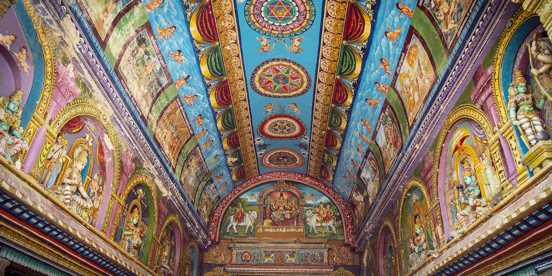 Üppige Farbenpracht im Inneren des hinduistischen Meenakshi Amman Tempels in Madurai. © Incredible India
