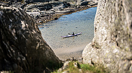 Mit dem Kanu entlang der Küste von Rävholmen © Daniel Breece