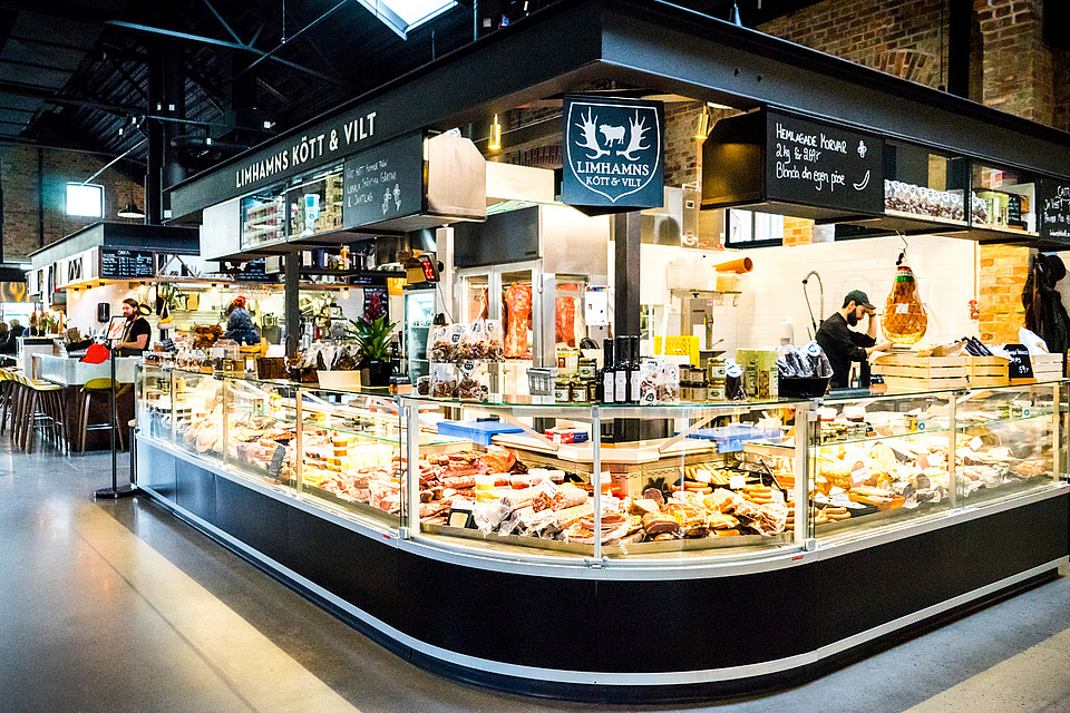 In Malmös vor Kurzem eröffneter Saluhall (Markthalle) sind die verschiedensten Anbieter vertreten, vom Metzger bis zum Bäcker © Lola Akinmade Åkerström / Lonely Planet