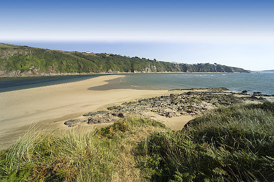 Der Bantham Beach in Devon ist ein Allrounder mit Wellen, sandigen Flecken, Dünen, Felstümpeln und vielem mehr. © Ann Taylor-Hughes / iStock / Getty Images