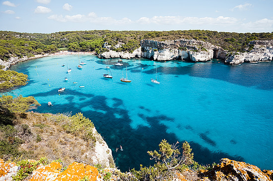 Cala Macarella ist einer der versteckten Vorzüge von Menorca. © tagstiles.com - S.Gruene / Shutterstock