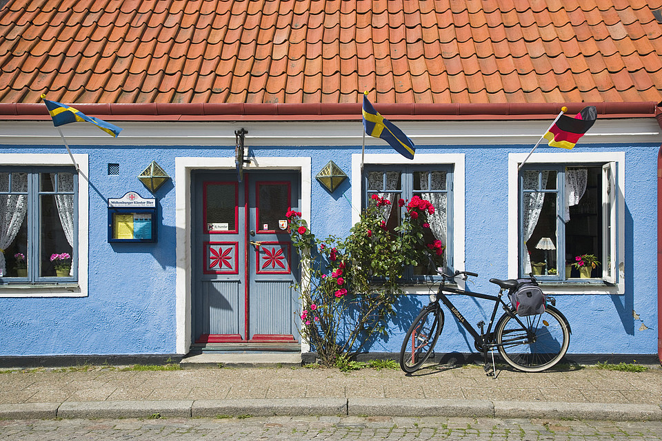 Eine farbenfrohe Straße in Ystad. Foto: Nobyline