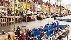 Am idyllischen Nyhavn-Kanal liegen historische Holzschiffe © Per Magnus Persson / PR