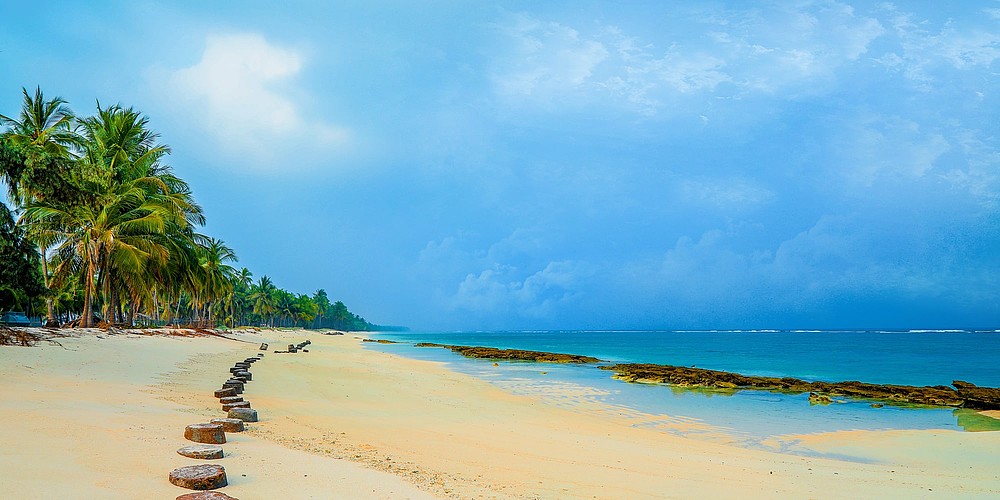 Agatti Island beeindruckt mit traumhaft weißem Sandstrand und türkisfarbenem Meer. © Incredible India