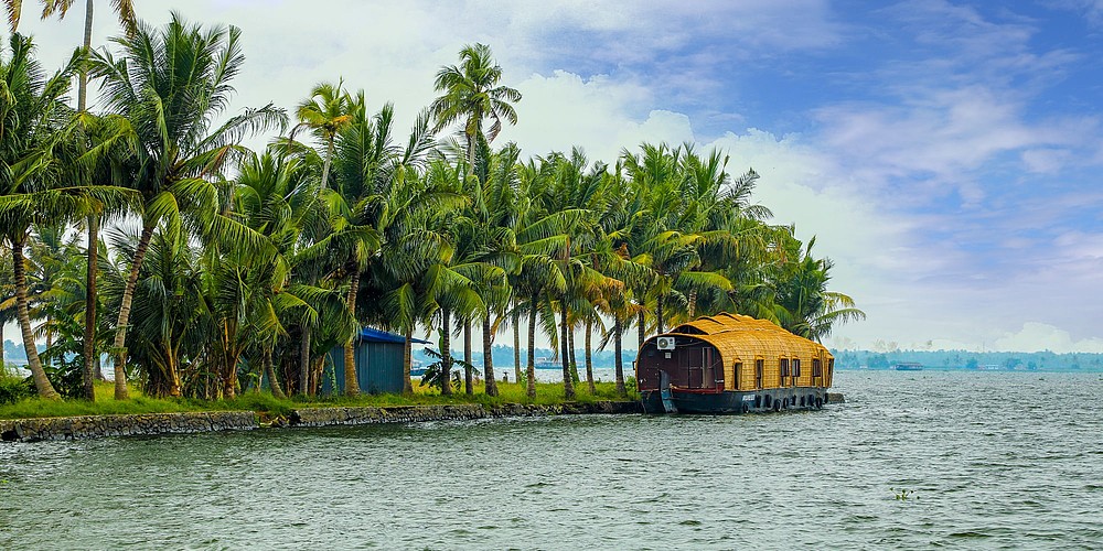 Flusskreuzfahrt auf einem traditionellen Boot auf den Wasserstraßen bei Alappuzha. © Incredible India