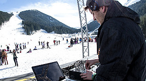 In Bansko düst man jetzt bei House-Musik-Beschallung die Pisten runter © Scott M. Salt Photography