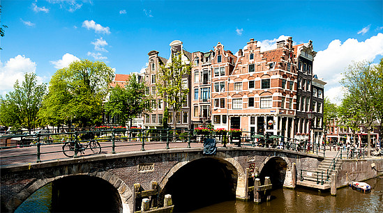 Kanalbrücke, Amsterdam © EHStock, iStock