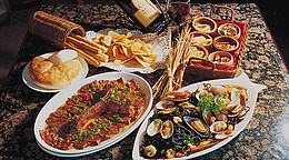 Makanesische Küche trifft auf südostasiatische und portugiesische Einflüsse © 2010 MGTO
