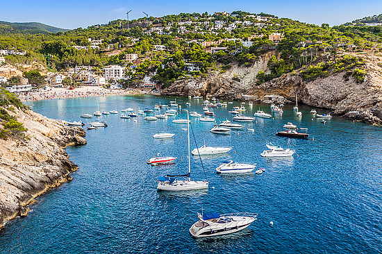 Ibizas Küste ist übersät mit hübschen Buchten, die zum Entdecken einladen. © Lukasz Janyst / Shutterstock