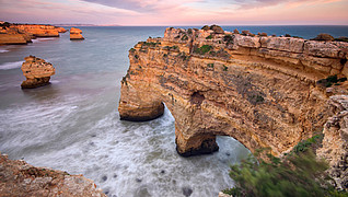Felsbögen nahe Praia da Marinha  - (Foto: ©amarquesphotography/iStock.com)