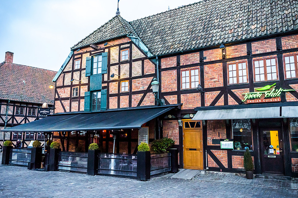 Ein indisches Restaurant in einem von Malmös historischen Gebäuden aus dem 17.-18. Jahrhundert am Lilla torg – die optische Verbindung des neuen, vielfältigen Malmö mit seiner Vergangenheit © Lola Akinmade Åkerström / Lonely Planet